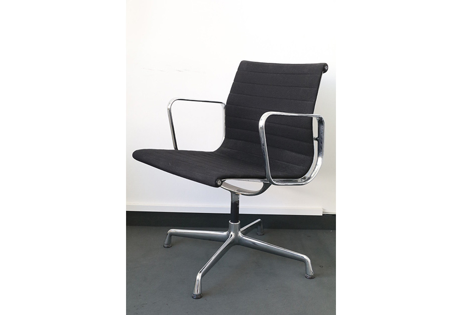 Stuhl Vitra EA 108